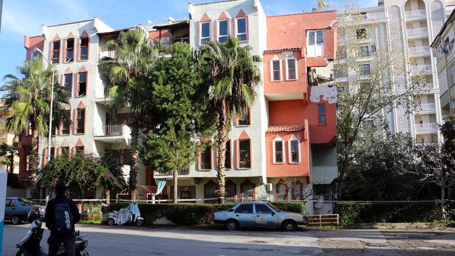 Alanya'da 4 katlı binanın 2 katı yıkıldı; baba ve oğlu kurtuldu