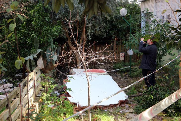 Alanya'da 4 katlı binanın 2 katı yıkıldı; baba ve oğlu kurtuldu G3