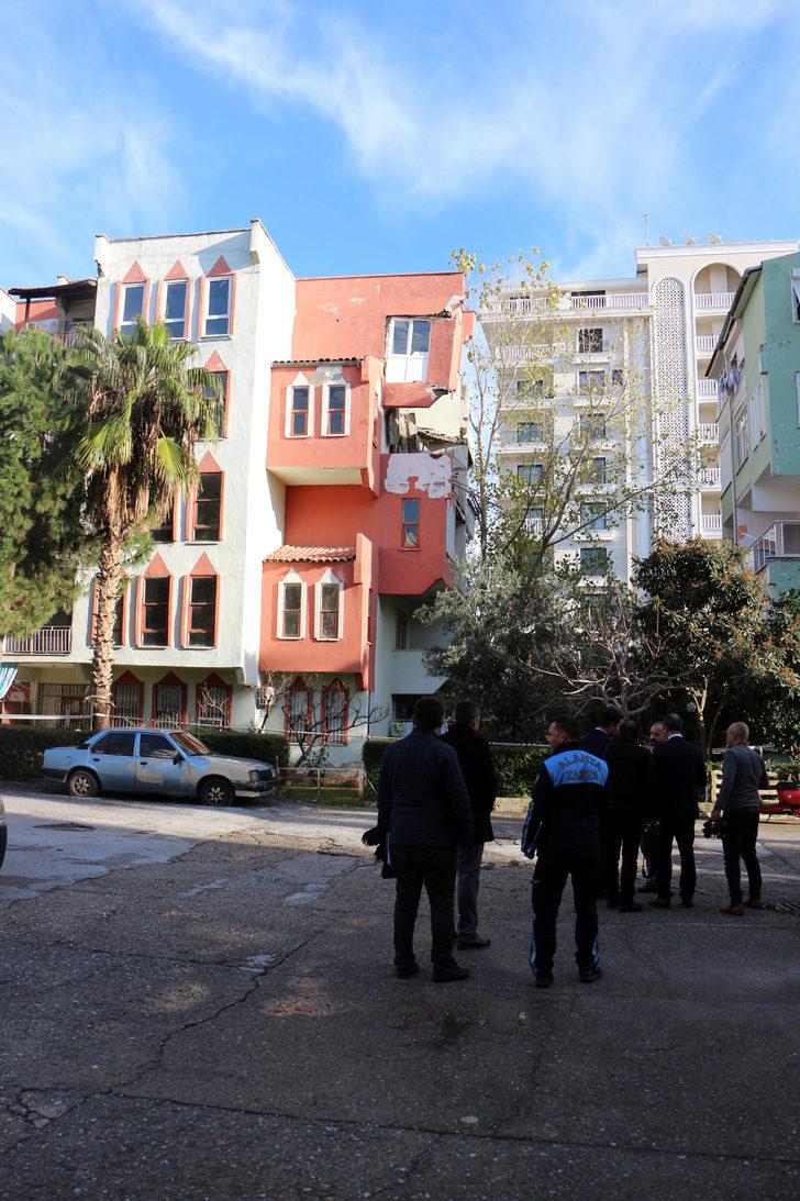 Alanya'da 4 katlı binanın 2 katı yıkıldı; baba ve oğlu kurtuldu G4