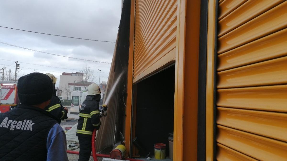 Kaynak kıvılcımından &ccedil;ıkan yangın iş yerini k&uuml;le &ccedil;eviriyordu