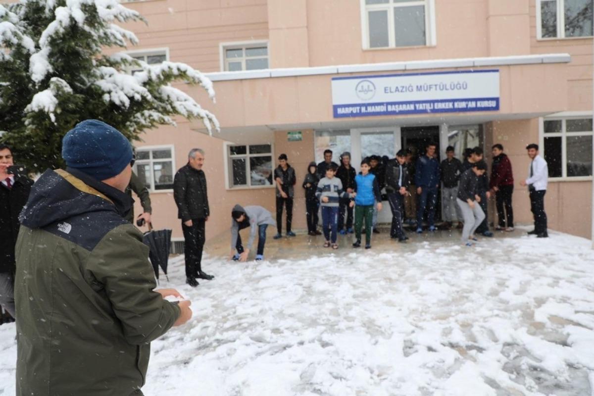 Elazığ Valisi Kaldırım, &ouml;ğrencilerle kartopu oynadı