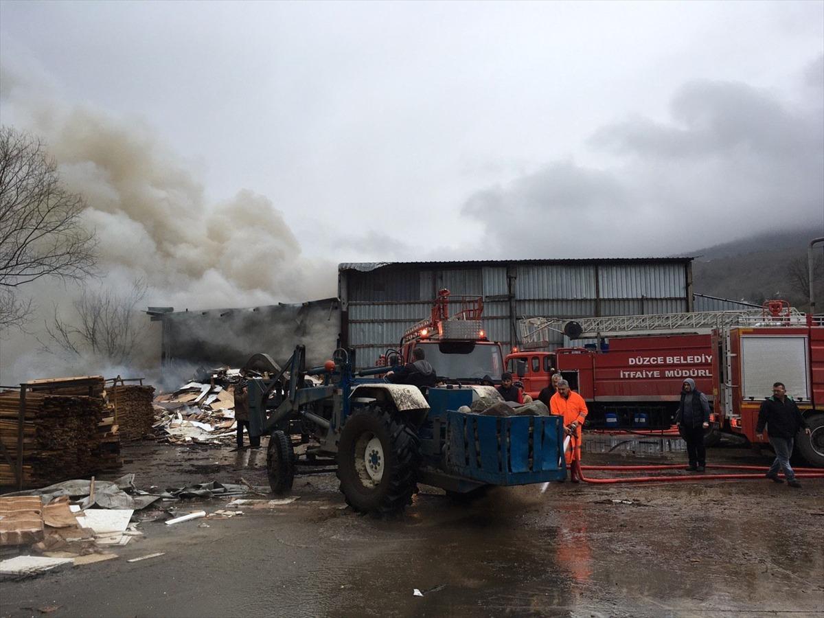 G&Uuml;NCELLEME - D&uuml;zce'de kereste fabrikasında kontrol altına alınan yangın yeniden başladı