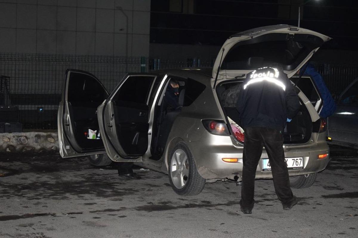 Malatya'da akılalmaz kaza! Seyir halindeki ara&ccedil;ta kendini vurdu!