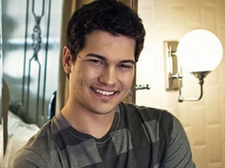 Cagatay aksoy ok. Эмир Сарафоглу улыбка. Эмир Сарафоглу фото. Комната Эмира Сарафоглу. Дата рождения Амир Сарафоглу.