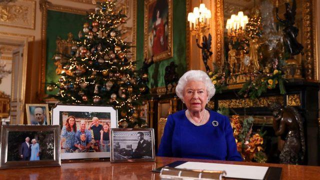 Kraliçe 2. Elizabeth'i Noel mesajında masaya yerleştirilen aile fotoğrafları arasında Harry, Meghan ve oğulları Archie'nin fotoğrafı yer almamıştı.