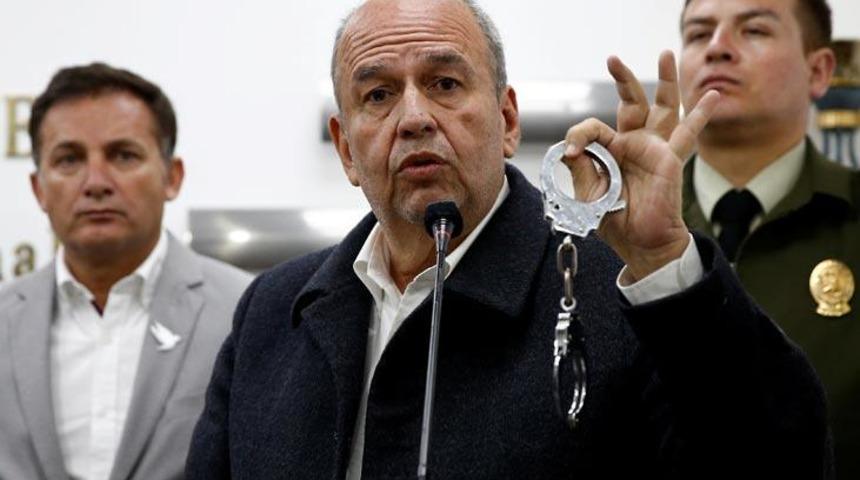 Boliyva'da H&uuml;k&uuml;met Bakanı Murillo Morales'e kelep&ccedil;e g&ouml;sterdi