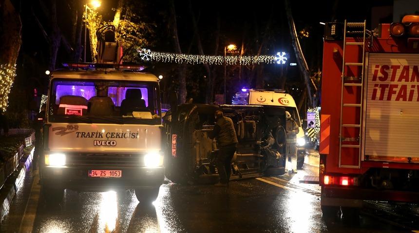 Beşiktaş'ta feci kaza! Kontrolden &ccedil;ıkan ara&ccedil; yol ortasında devrildi!