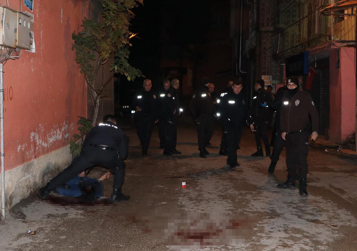 Adana'da husumetliler arasında sokak ortasında silahlı &ccedil;atışma