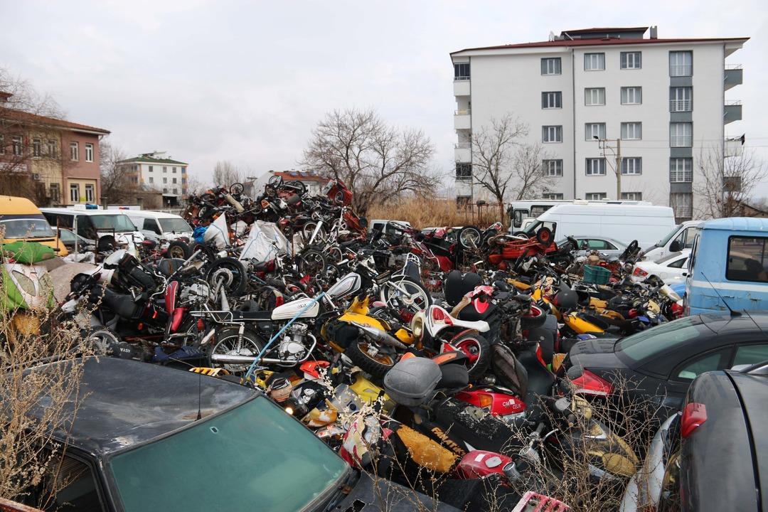 Otomobil mezarlığına d&ouml;nd&uuml;!  Ara&ccedil;ların hepsi &ccedil;&uuml;r&uuml;meye terk edildi