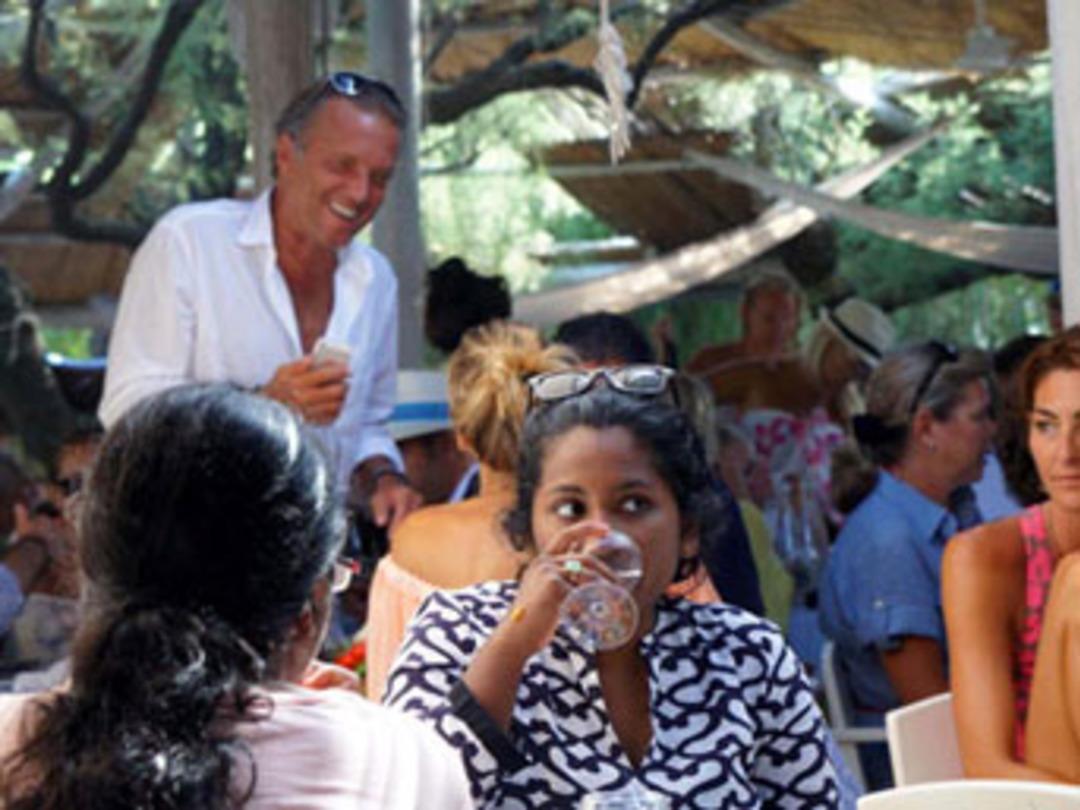 Cem Uzan'ın keyfi yerinde