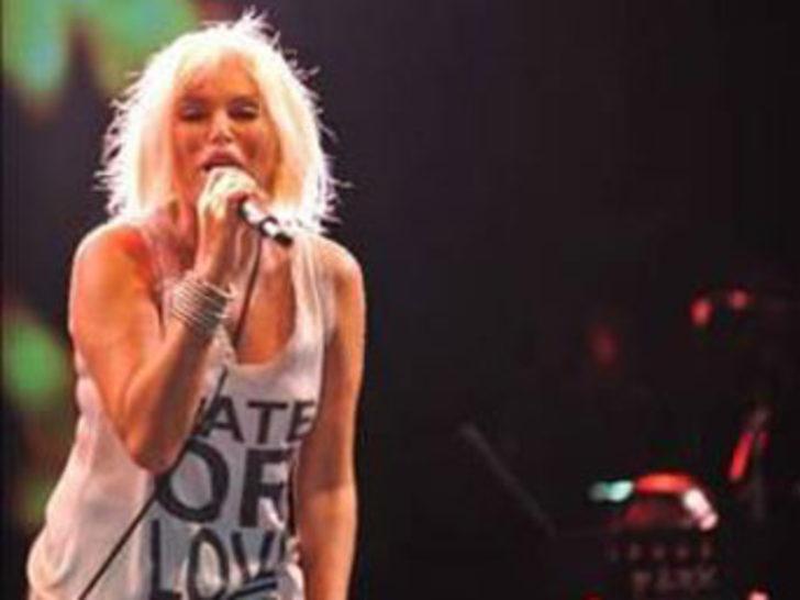 Ajda Pekkan sahneden zorla indirildi G4