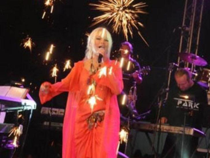 Ajda Pekkan sahneden zorla indirildi G5