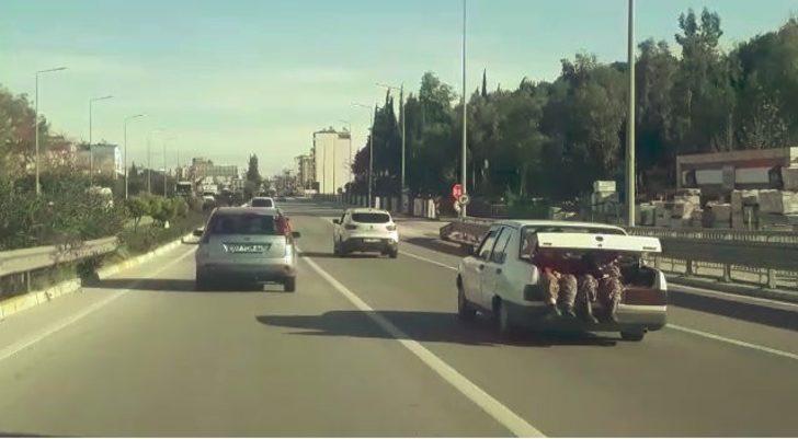Antalya’da trafikte şok görüntü! 2 kadın bagajda... G2