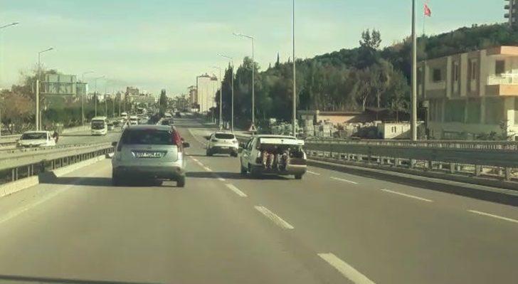 Antalya’da trafikte şok görüntü! 2 kadın bagajda... G3