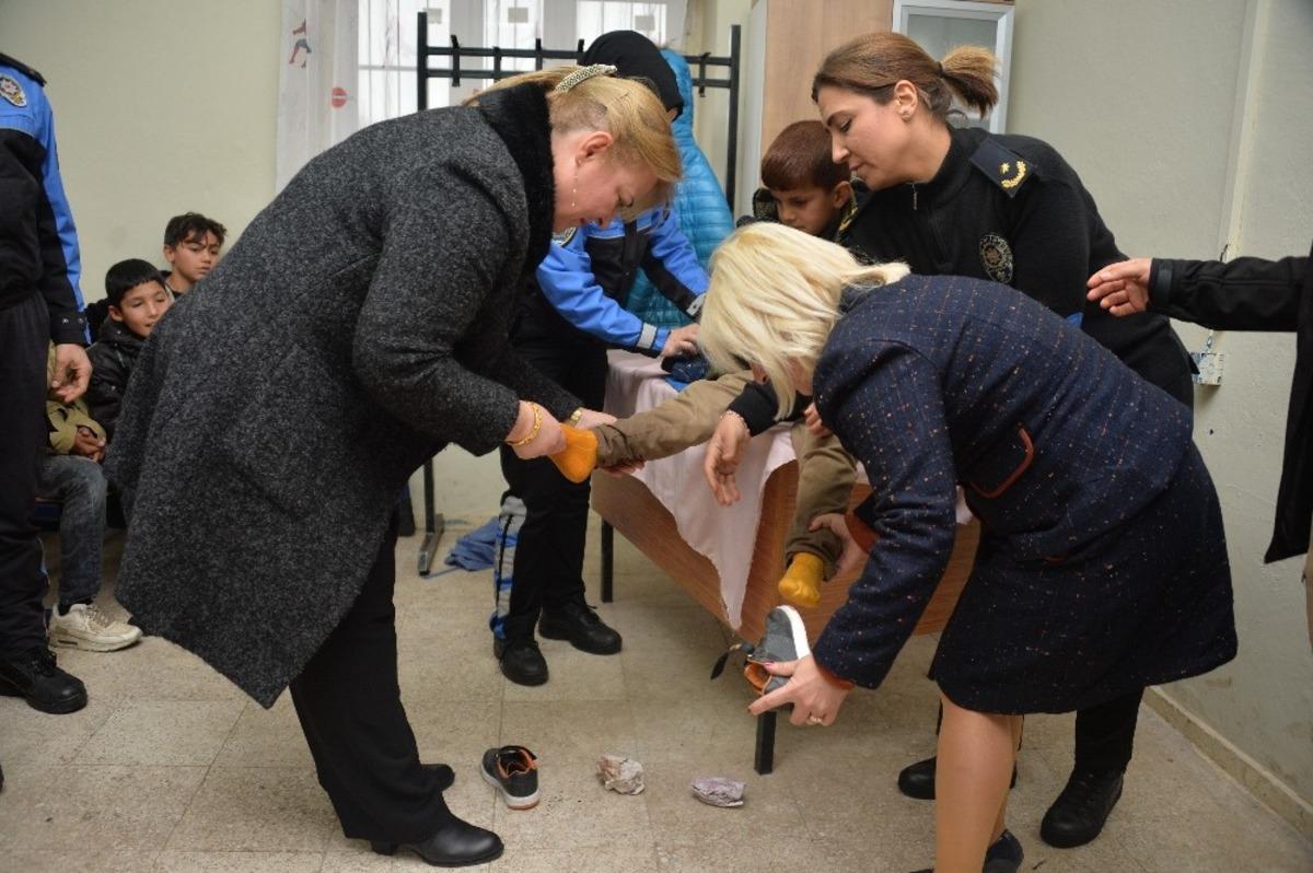 Emniyet m&uuml;d&uuml;r&uuml;n&uuml;n eşi, &ouml;ğrencinin ıslak &ccedil;orabını &ccedil;ıkarıp ayağını mendille kuruladı