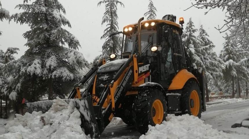 Nevşehir Belediyesi ekipleri karla m&uuml;cadele ediyor