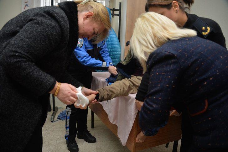 Emniyet müdürünün eşi, öğrencinin ıslak çorabını çıkarıp ayağını mendille kuruladı G3