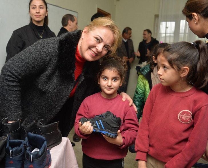 Emniyet müdürünün eşi, öğrencinin ıslak çorabını çıkarıp ayağını mendille kuruladı G4