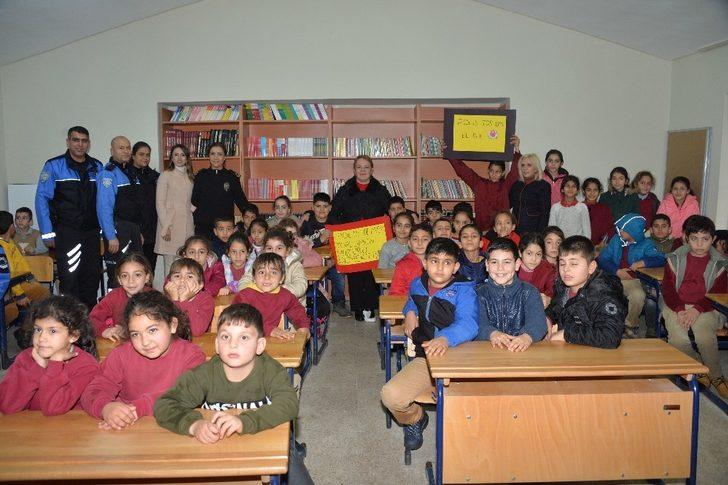 Emniyet müdürünün eşi, öğrencinin ıslak çorabını çıkarıp ayağını mendille kuruladı G5