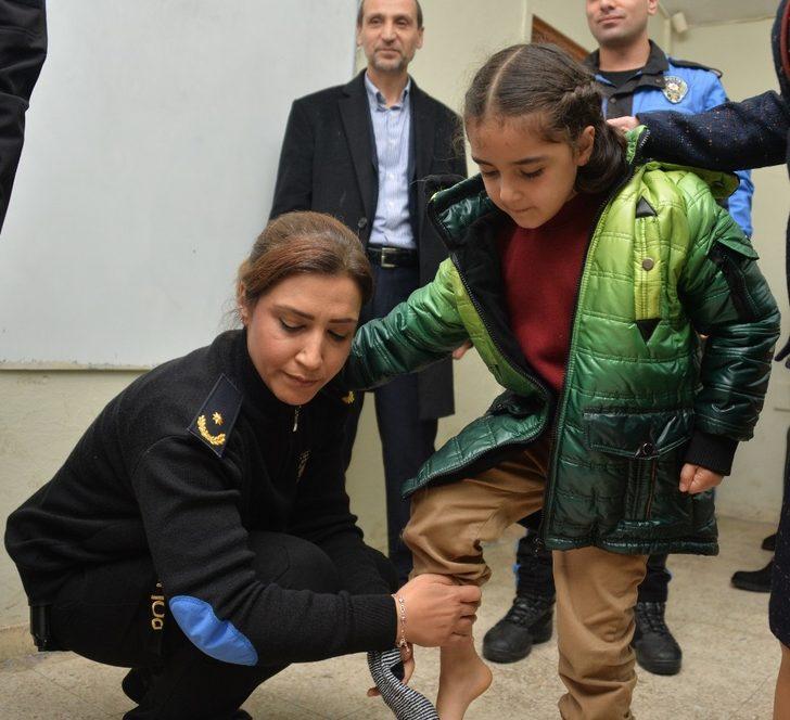 Emniyet müdürünün eşi, öğrencinin ıslak çorabını çıkarıp ayağını mendille kuruladı G1