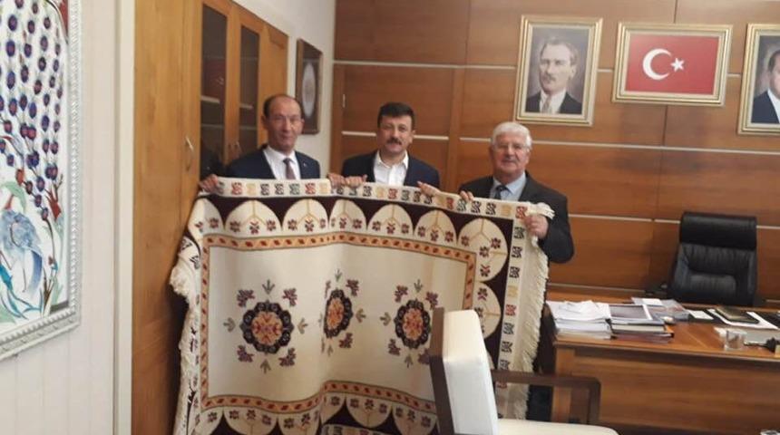 Genel Başkan Yardımcısı Hamza Dağ&rsquo;a el dokuması halı hediye ettiler