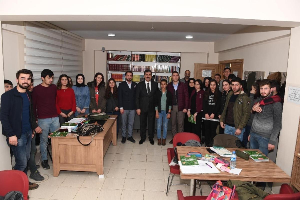 Başkan Asya&rsquo;dan &uuml;niversiteye hazırlanan &ouml;ğrencilere kaynak kitap desteği