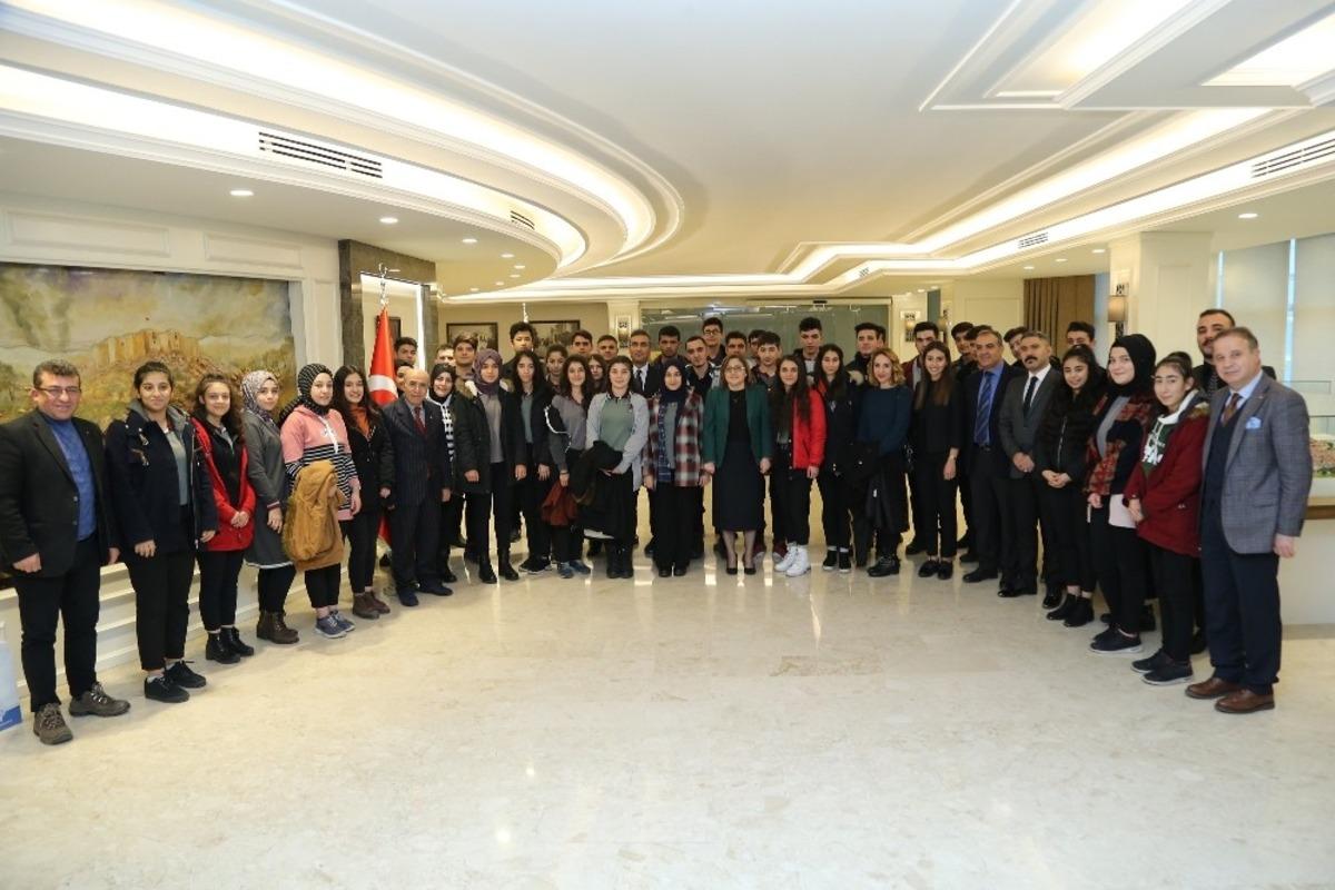 Başkan Şahin, &ouml;ğrencilerle buluştu