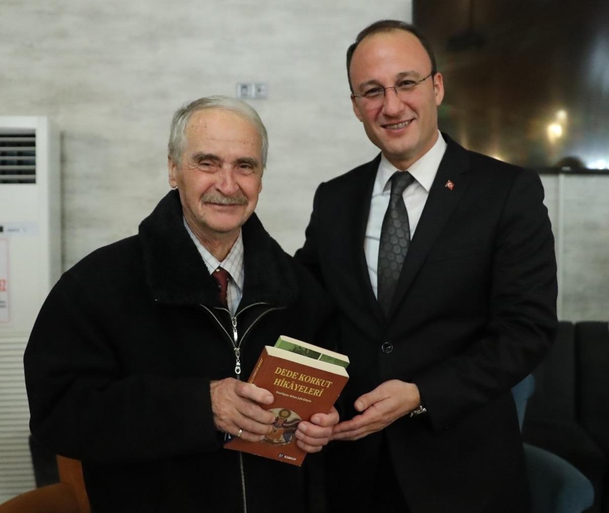 Pamukkale Belediyesi Kitap Kafe&rsquo;nin en &ccedil;ok kitap okuyanlarına kitap hediye etti