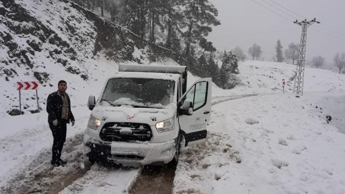 Yaralı k&ouml;pek, yoğun karda donmaktan kurtarıldı