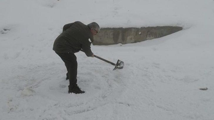 Doğadaki hayvanlar aç kalmasın diye yem bıraktılar G3