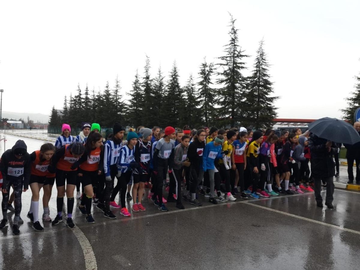 Ey&uuml;psultanlı atletler yeni yıla şampiyonlukla başladı