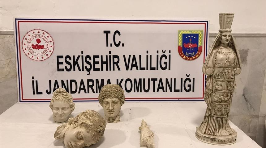 Eskişehir'de &uuml;&ccedil; heykel başı ve iki kadın heykeli ele ge&ccedil;irildi