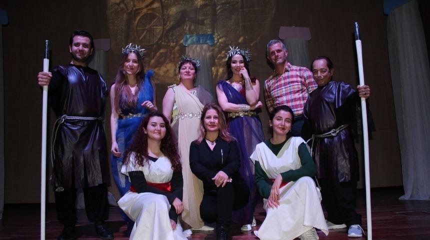 Tiyatro Akademi Perdelerini A&ccedil;ıyor