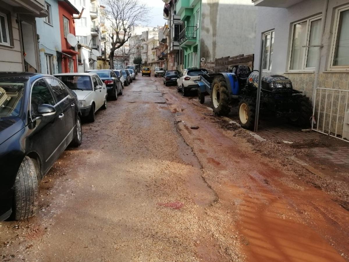 Erdek&rsquo;te vatandaşlar &ccedil;ukurlara tepki g&ouml;steriyor