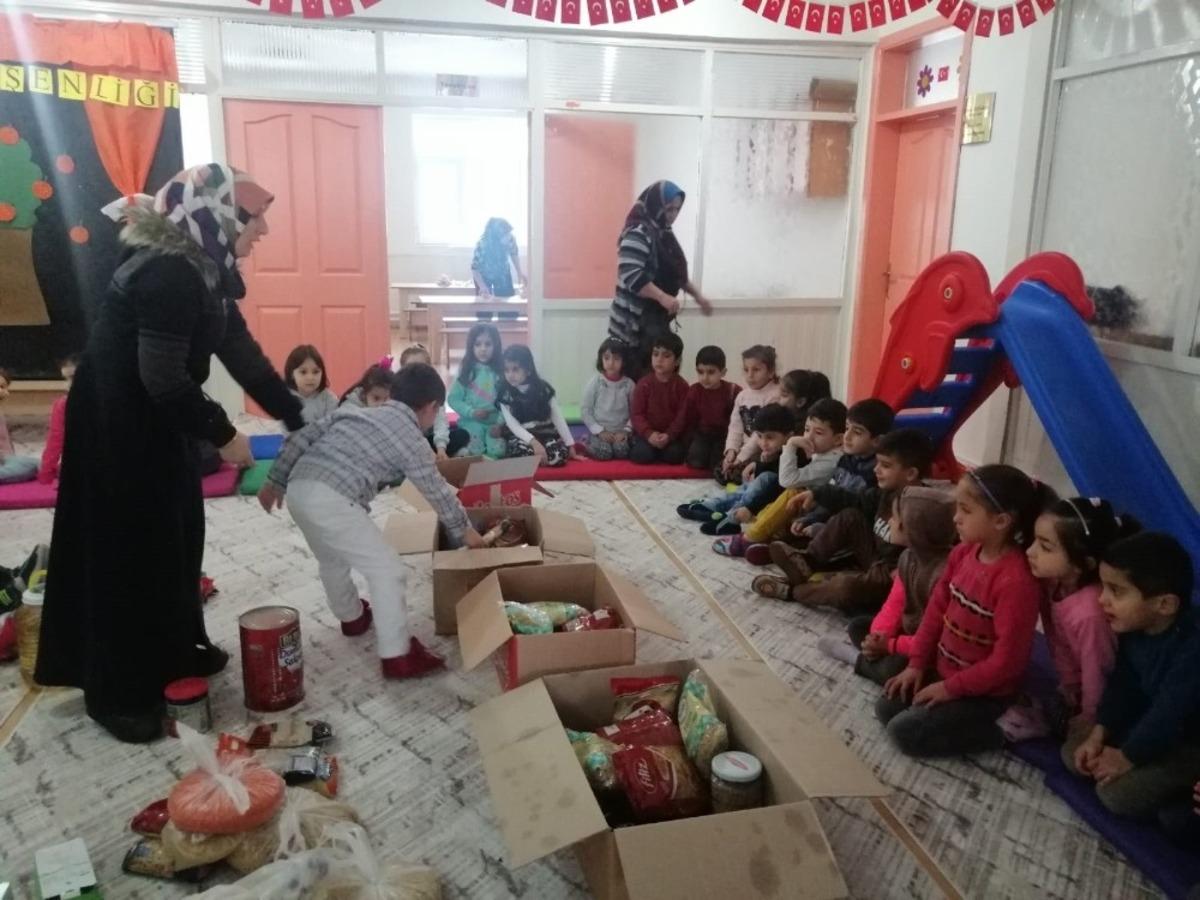 Anaokulu &ouml;ğrencilerinden ihtiya&ccedil; sahibi ailelere erzak desteği