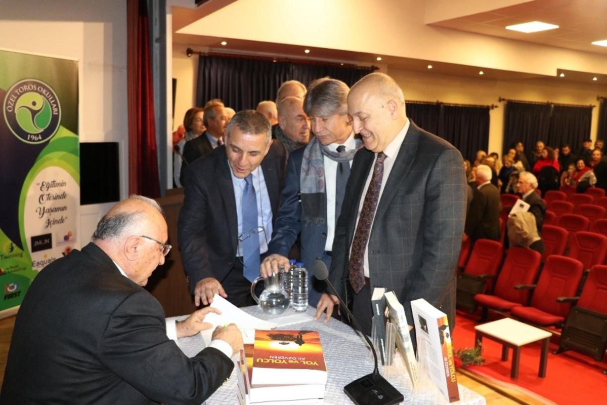Ali &Ouml;zveren, son kitabı &lsquo;Yol ve Yolcu&rsquo;yu okurlar i&ccedil;in imzaladı
