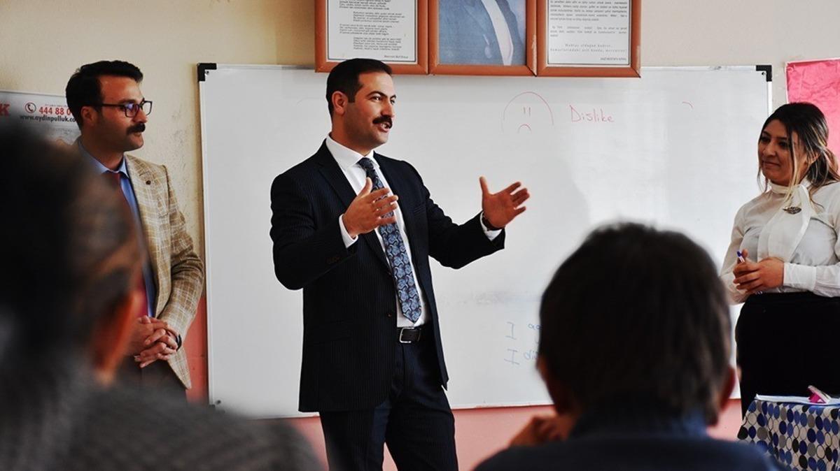 Başkan Geylani, &ccedil;ocukların kitap isteğine k&uuml;t&uuml;phane kurarak karşılık verdi