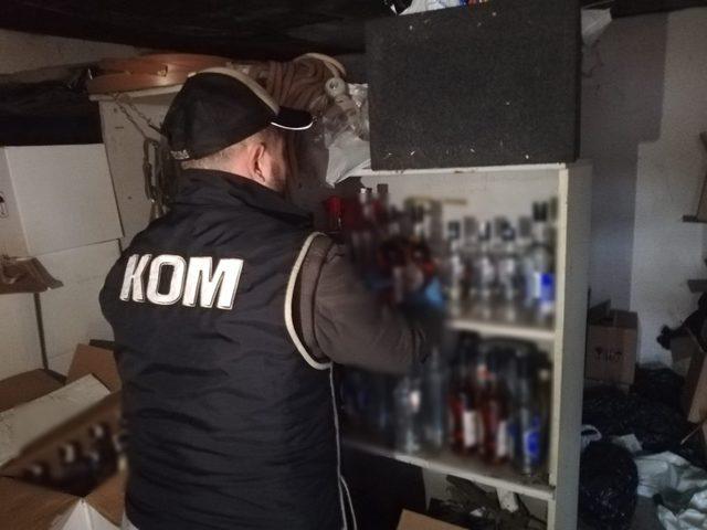 İzmir’de bin 406 şişe sahte içki ele geçirildi