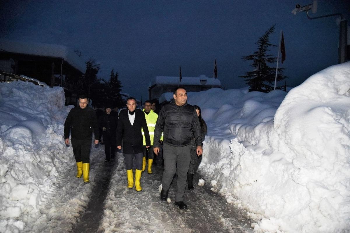 Başkan Yılmaz, yaylalarda kar mesaisi yaptı