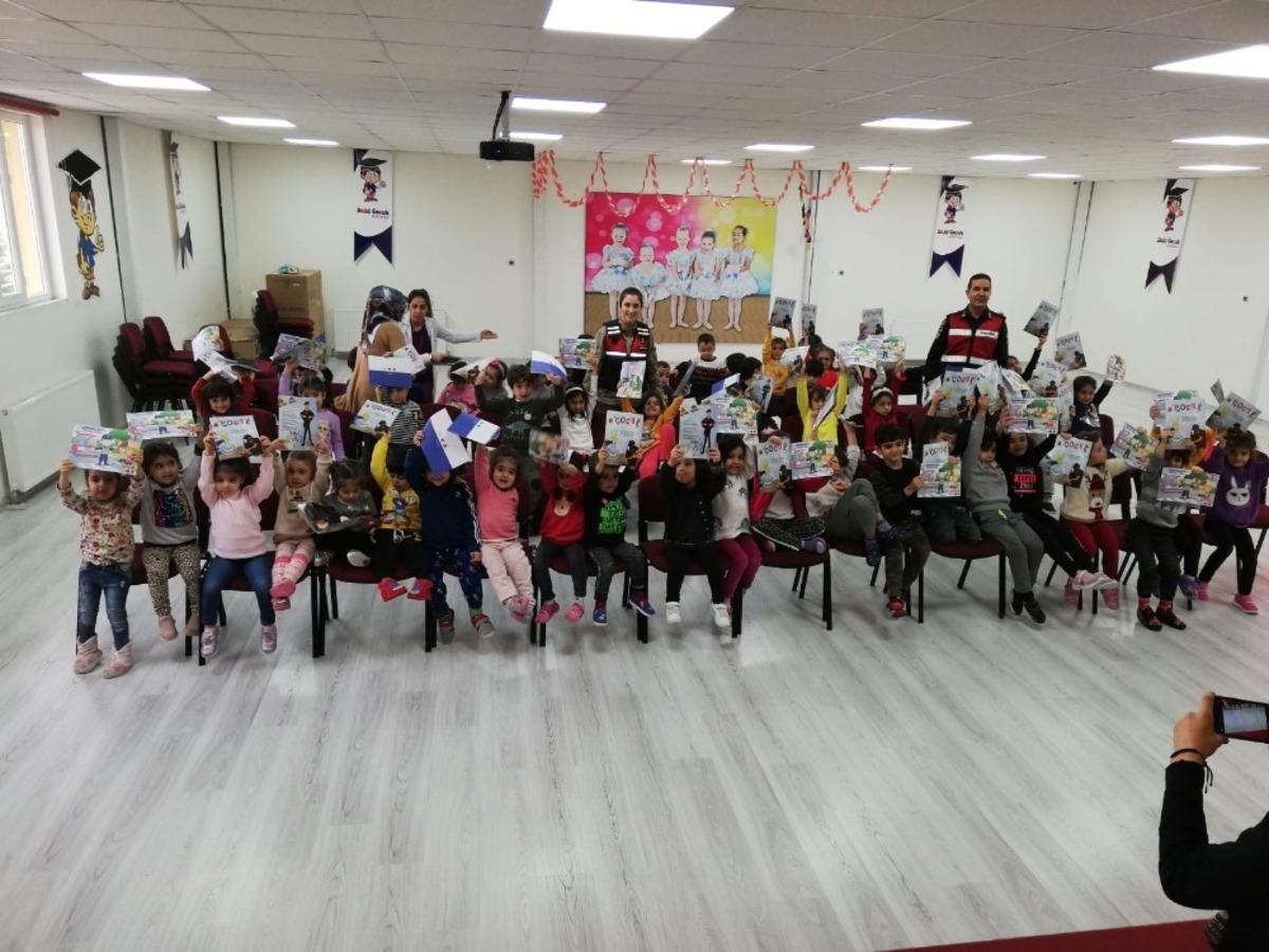 Jandarmadan &ccedil;ocuklara trafik eğitimi