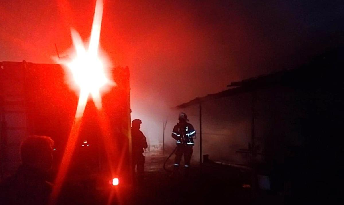 Odun deposu yangını eve sı&ccedil;ramadan s&ouml;nd&uuml;r&uuml;ld&uuml;