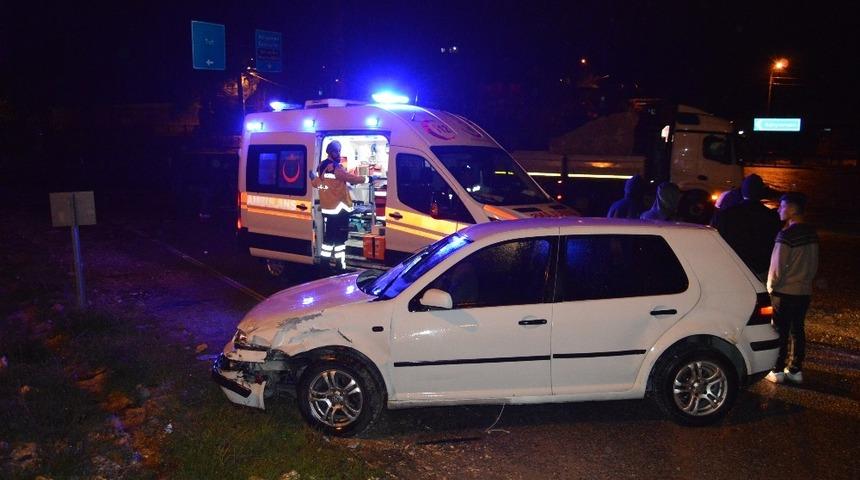 Besni&rsquo;de 2 otomobil &ccedil;arpıştı