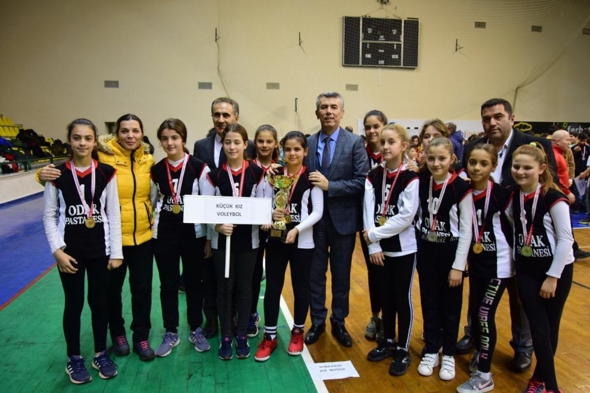 Balıkesir&rsquo;de başarılı okul sporcularına &ouml;d&uuml;lleri t&ouml;renle verildi