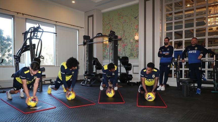 Fenerbahçe'de Simon Falette maç öncesi sakatlandı