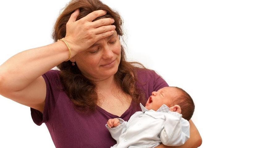 Lohusa depresyonu t&uuml;m aileyi sarsabilir