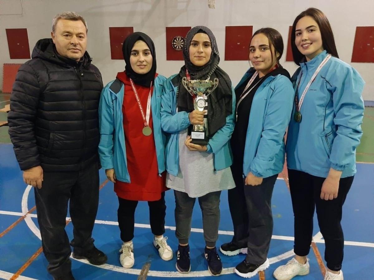 Dart şampiyonasında Salihlili &ouml;ğrenciler il birincisi oldu