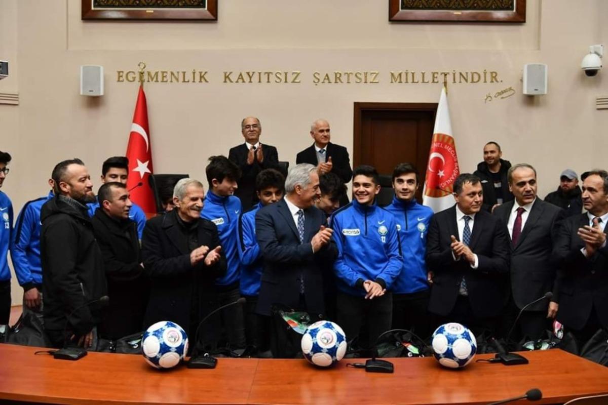 Isparta&rsquo;daki amat&ouml;r spor kul&uuml;plerine 250 bin liralık malzeme desteği