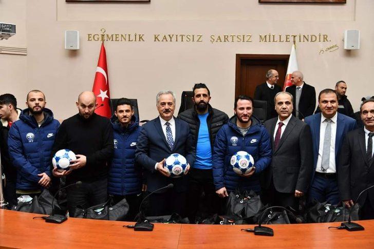 Isparta’daki amatör spor kulüplerine 250 bin liralık malzeme desteği G3