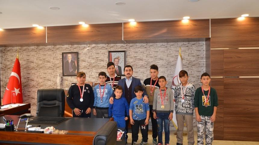 Kaymakam, Gümüşgün’lü güreşçileri ödüllendirdi