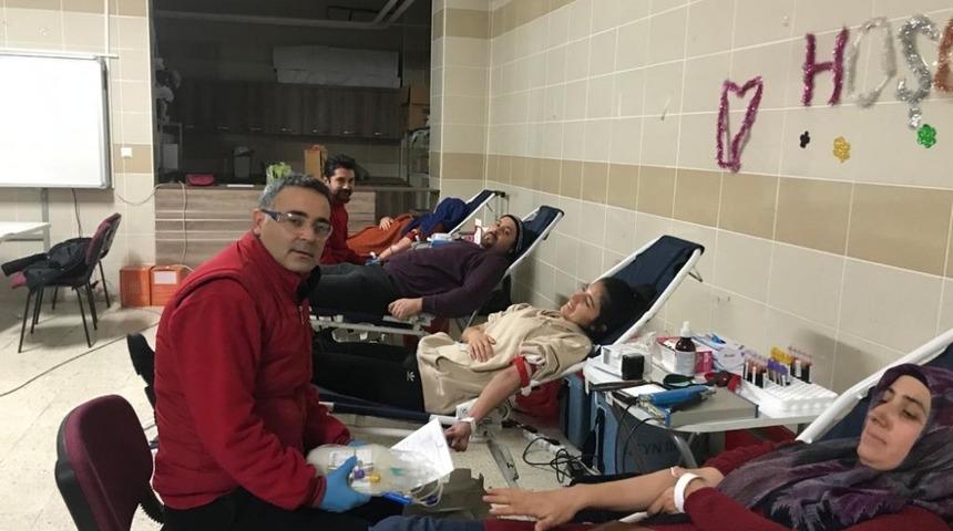 &Ouml;ğretmen ve velilerden kan bağışı